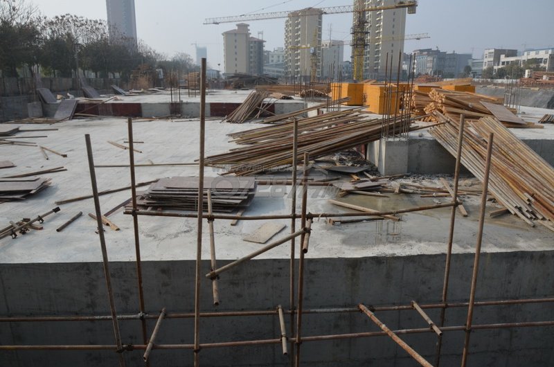 冠南汇侨城2015年1月工程进度金桂园建设中的整版停车场架空层