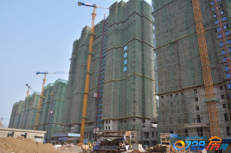 楚天尚城5月份工程进度1-5号楼远观图。一派“高高在上”的建筑群彰显着恢弘大气
