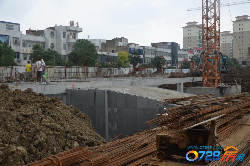 冠南汇侨城6月工程进度B栋地下停车场基础已经建好，正负零已出
