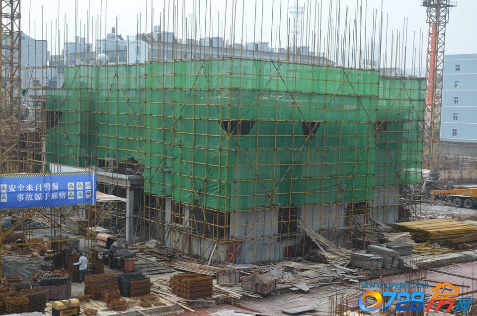 竟陵华府15年7月工程进度1号楼正在修建第3层
