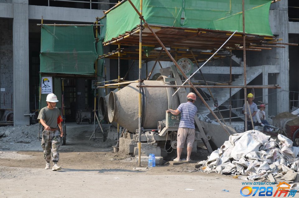 碧水园15年9月工程进度工人们正在拌制混凝土 