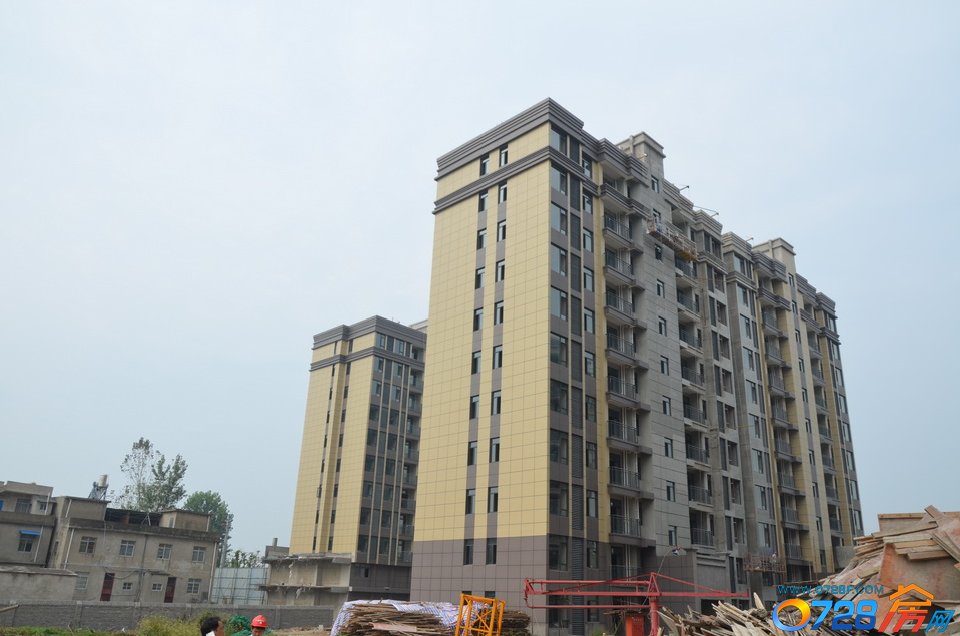 智汇东城15年9月工程进度2#楼正在喷墙面真石漆