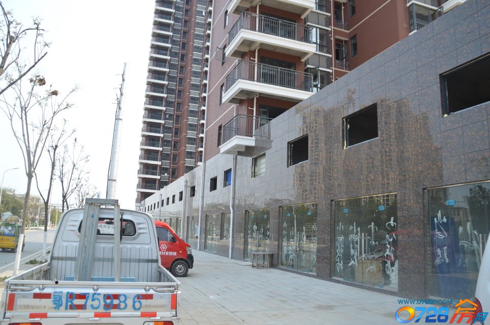 东湖金利屋3月工程进度11栋12栋前的临街商铺正在做后期修整