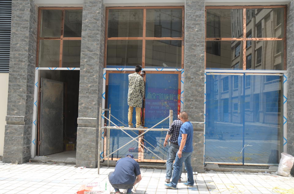 仁信国际广场2016年5月工程进度工人正在安装门窗
