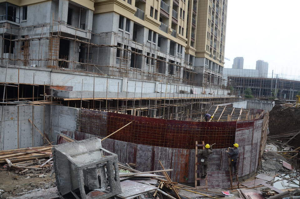 卓尔生活城2016-10-25工程进度5#楼前工人正在施工