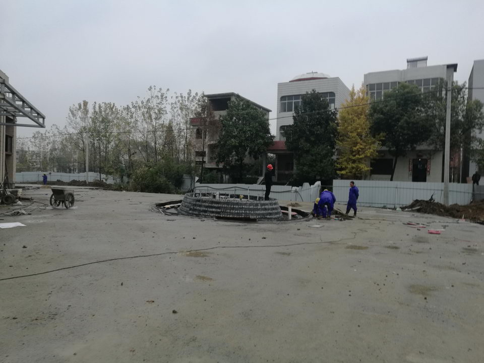 天门碧桂园·天悦府11月工程进度工人正在施工水景喷泉