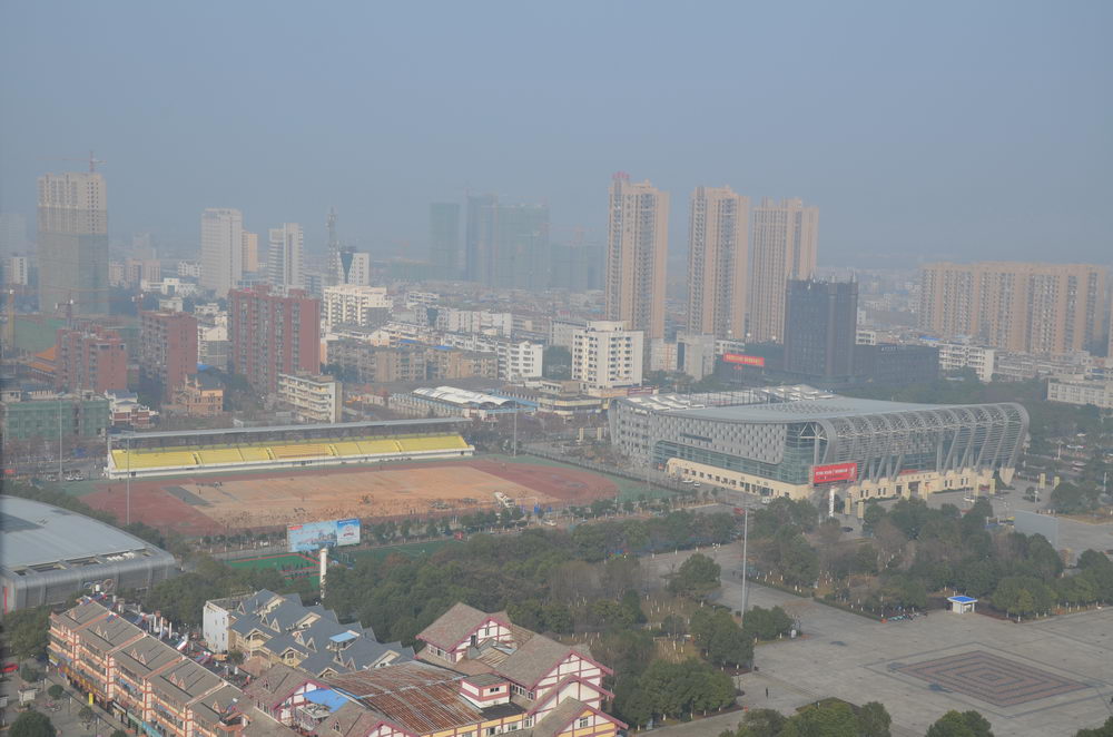 竟陵华府2016年12月工程进度2#楼俯瞰体育场和陆羽广场，周边繁华一览无余