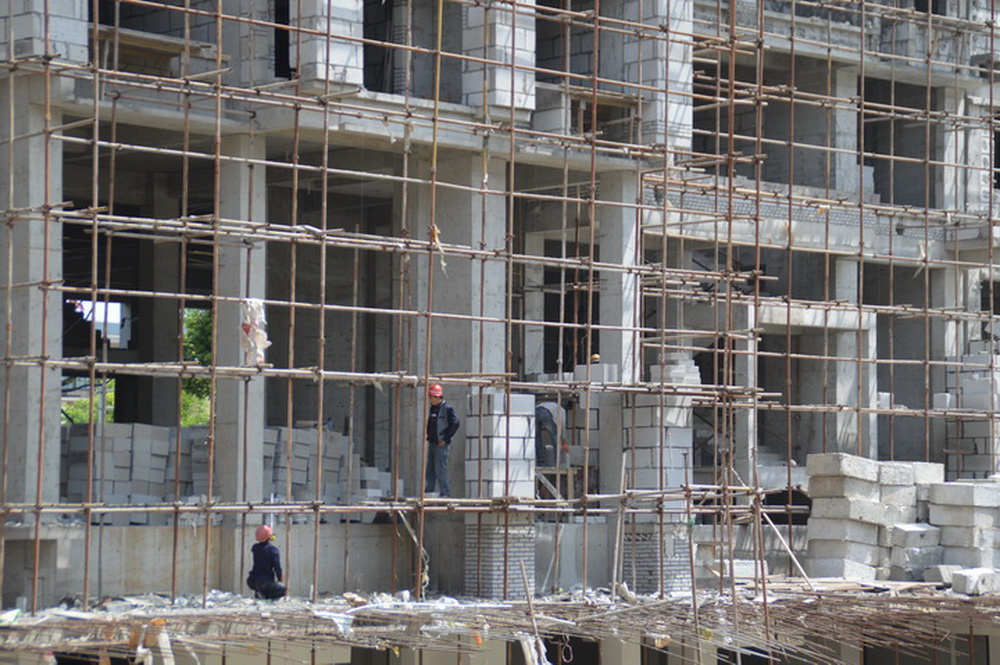 鑫龙.中央公园2017年 4月工程进度1#楼正在制作底层隔断