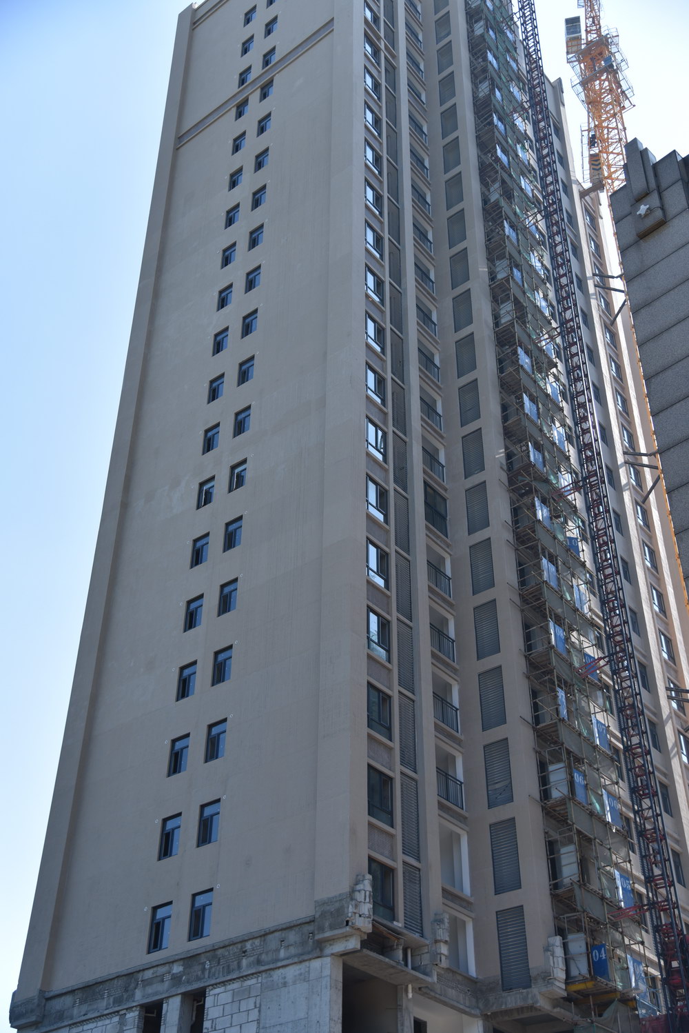 鑫龙.中央公园2017-8工程进度1号楼窗户、阳台已经安装到位