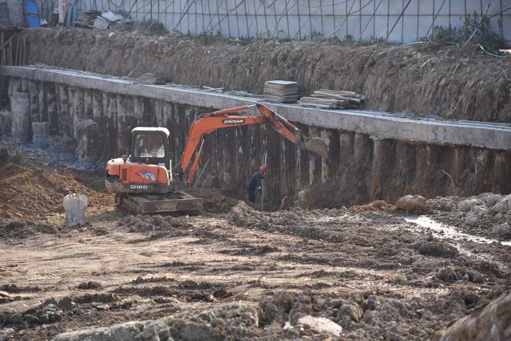 东湖金利屋2017-10工程进度1号楼正在挖基坑