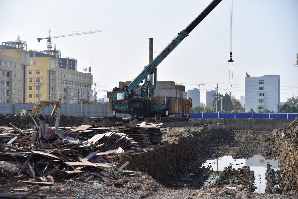 华西新城2017-10工程进度1号楼正在打桩中
