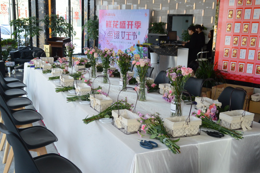 西湖国际2018-3女王节活动早上9点活动还未开始，插花老师就已经将娇艳美丽的鲜花摆上了桌，准备工作做完只等你的到来