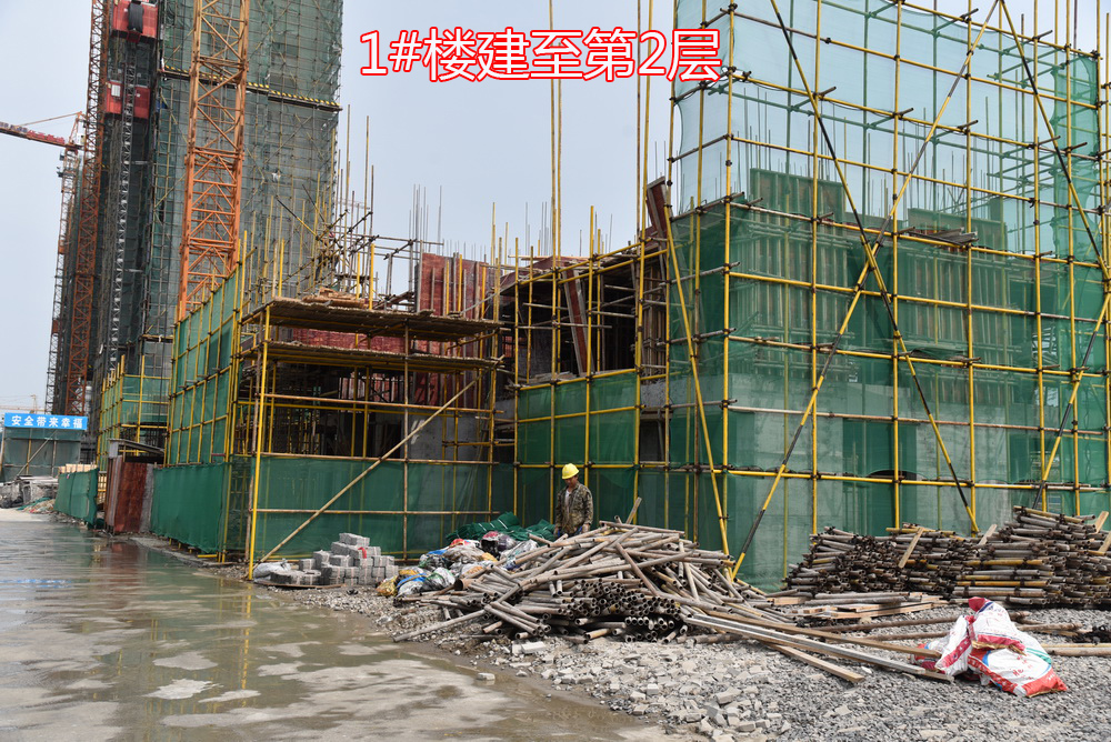 华西新城2018-4工程进度1#楼建至第2层