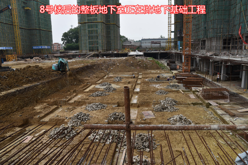 智汇东城2018-5工程进度整个中庭景观带已呈现在眼前.JPG