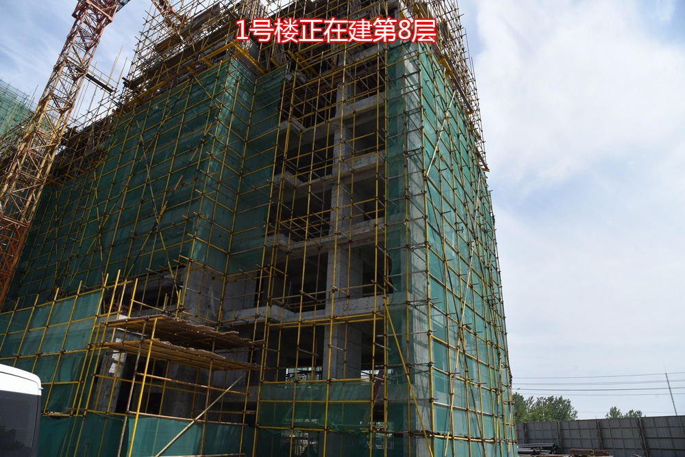 华西新城2018-5工程进度1号楼正在建第8层.JPG