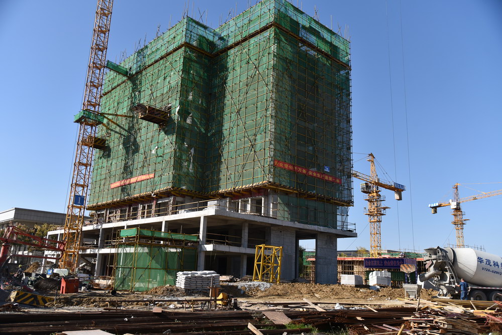 状元府2018年10月工程进度1号楼正在建第10层