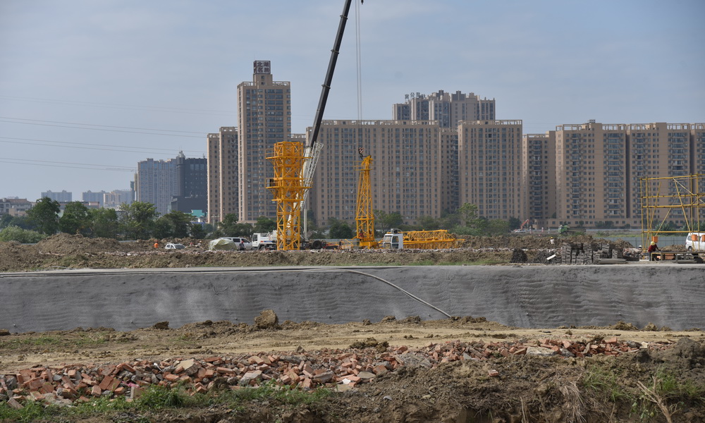 上坤北湖四季2018-8-27工程进度正在安装中的塔吊
