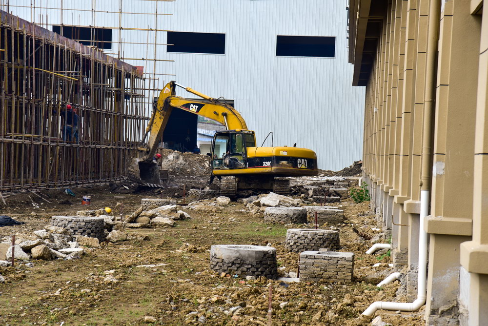新东方五金机电建材城2020年9月工程进度3号楼前挖机正在工作中