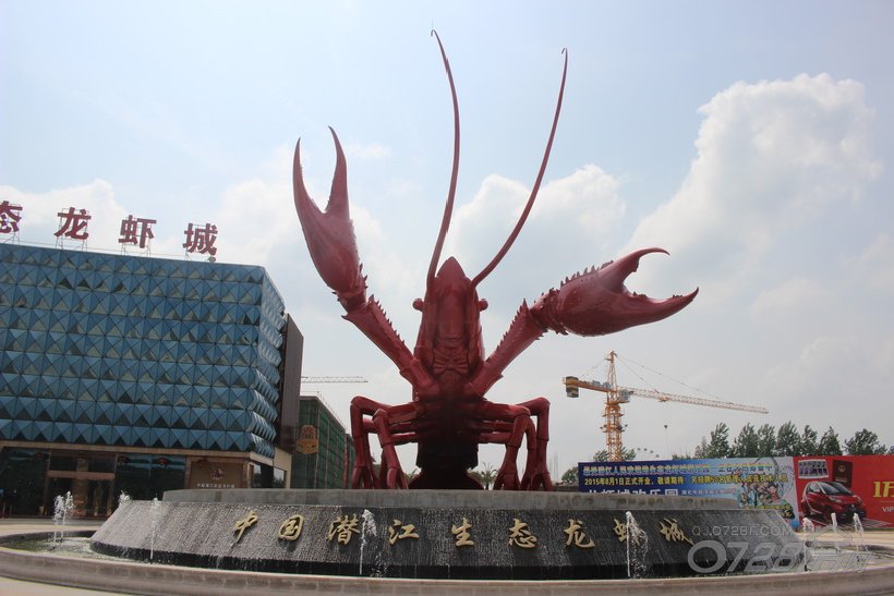 中国龙虾城售楼部实拍龙虾雕塑