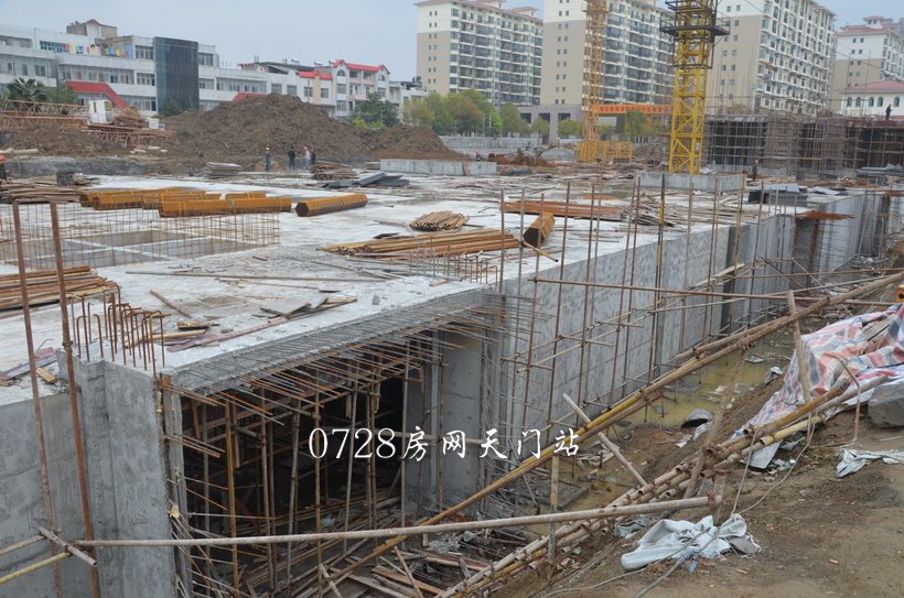 冠南汇侨城2015年3月工程进度C栋正在挖地下基础