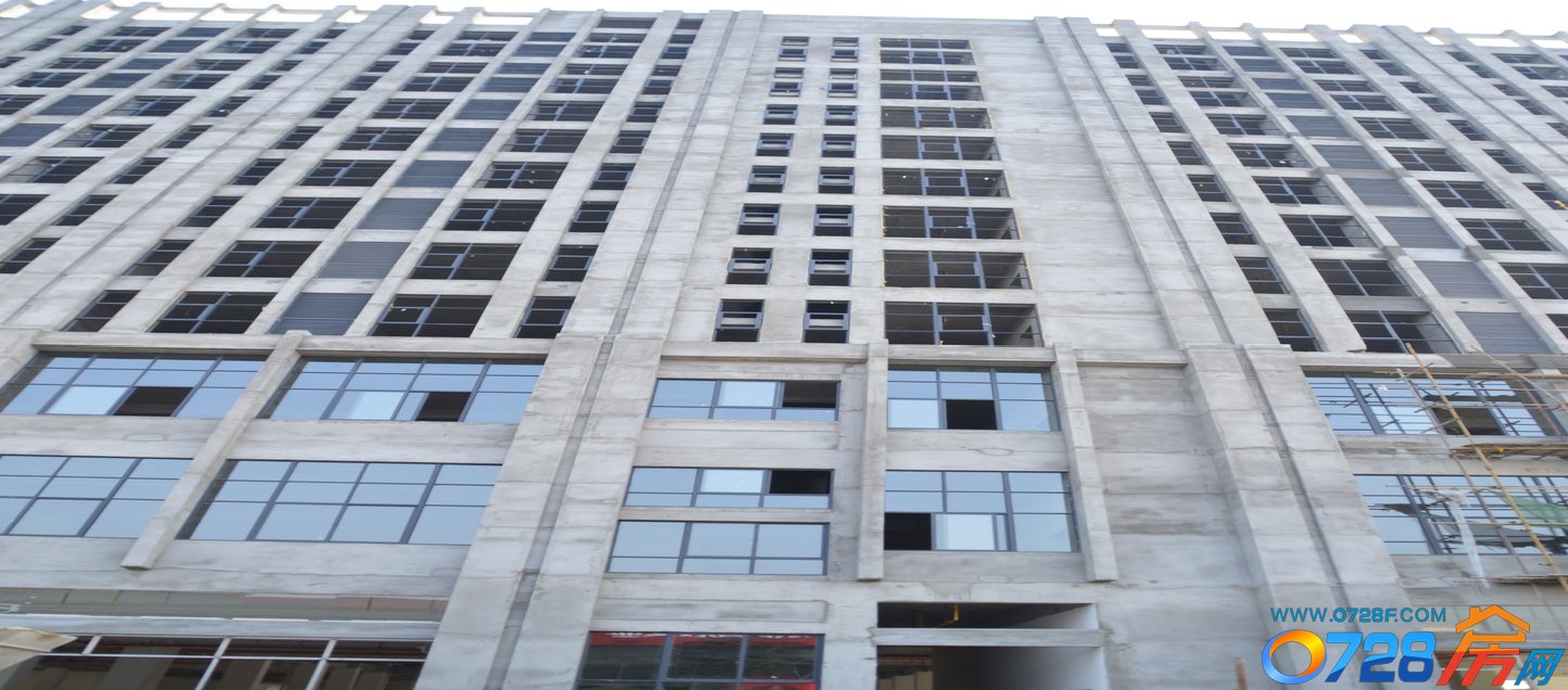 天门承天国际车城12月工程进度B1区公寓正在安装窗户玻璃
