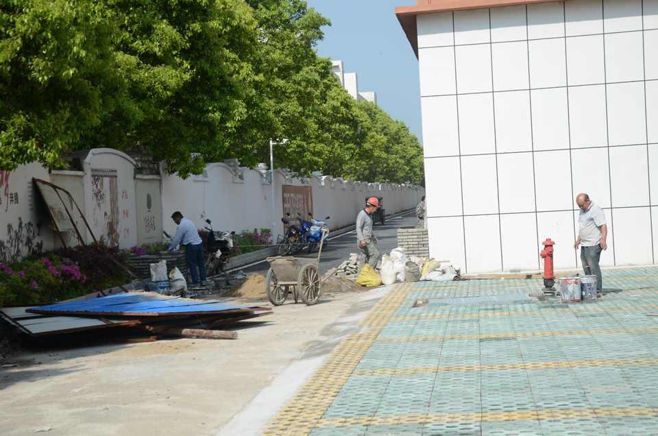 学府名居4月工程进度工人们正在进行后期修整施工