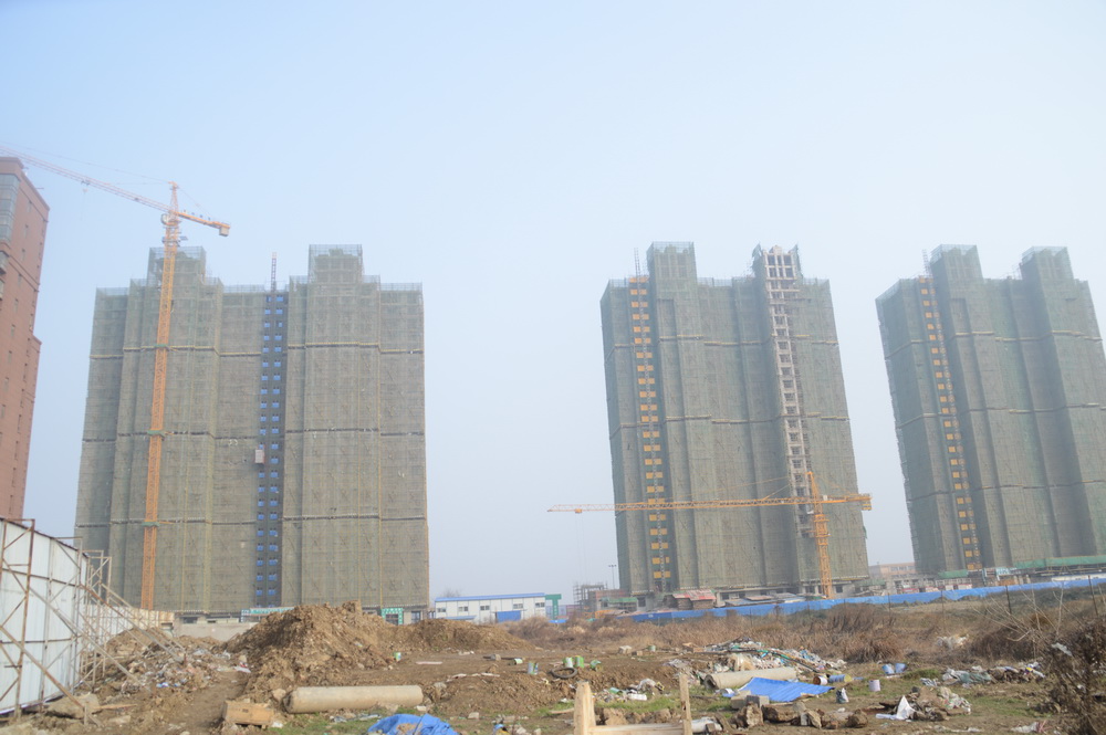 汉旺.世纪城2016年12月工程进度1#、2#和3#楼都完成封顶，1#楼正在做内部隔断
