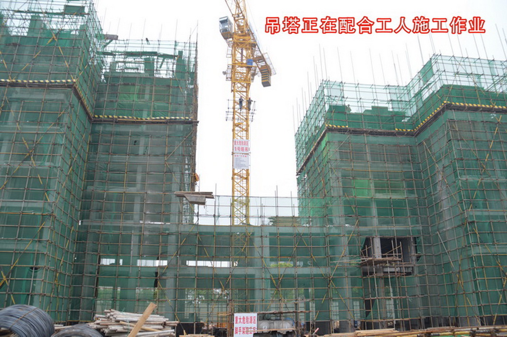 西湖·阳光壹号2017 4月初工程进度1号2号楼之间吊塔正在配合工人对其施工作业