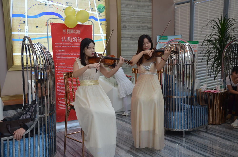 西湖公馆2017 5月3#楼商铺开盘伴随着小提琴的交响乐，主持人宣布开盘正式开式