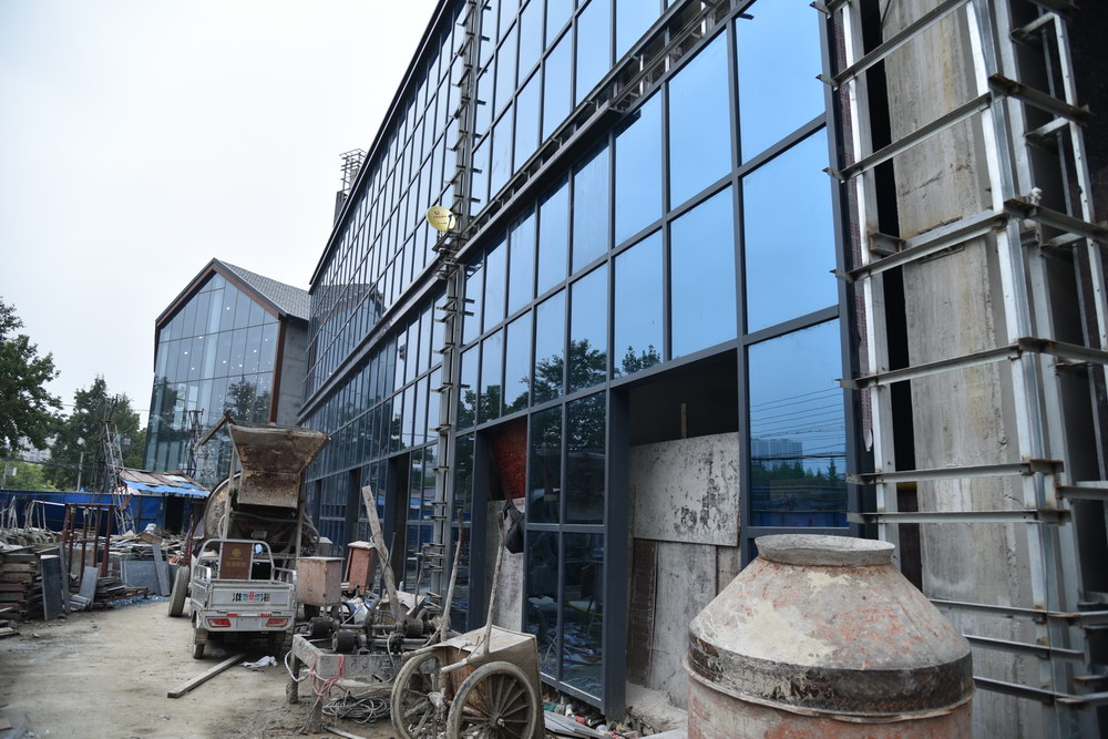 西湖公馆2017-9工程进度1号楼底商的玻璃幕墙已经完工