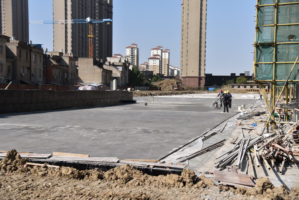 楚天尚城2017-10工程进度15-18号楼的正在做地面平整工作