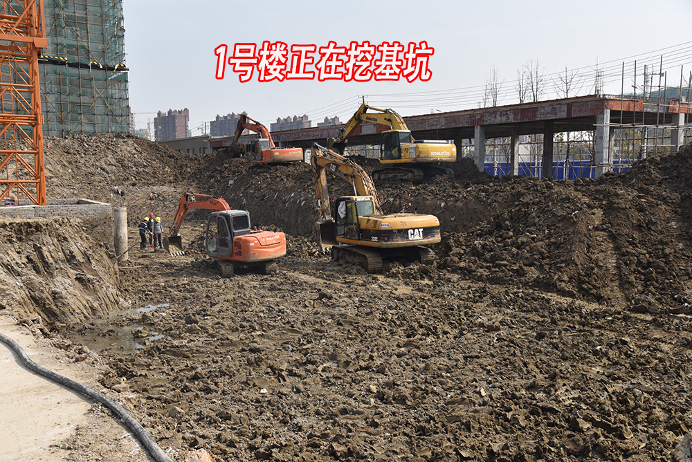 华西新城2018-3工程进度1号楼正在挖基坑