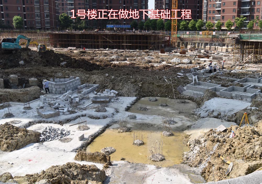 中央公馆2018-7工程进度1号楼正在做地下基础工程.