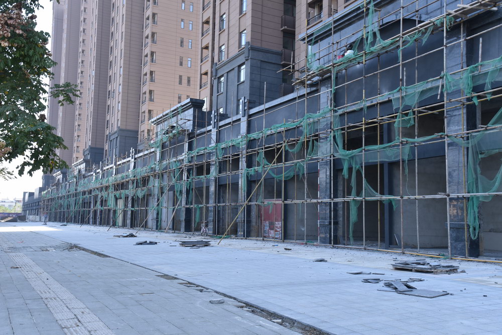 汉旺.世纪城2018年10月工程进度2-4号楼商铺外立面已经基本完工