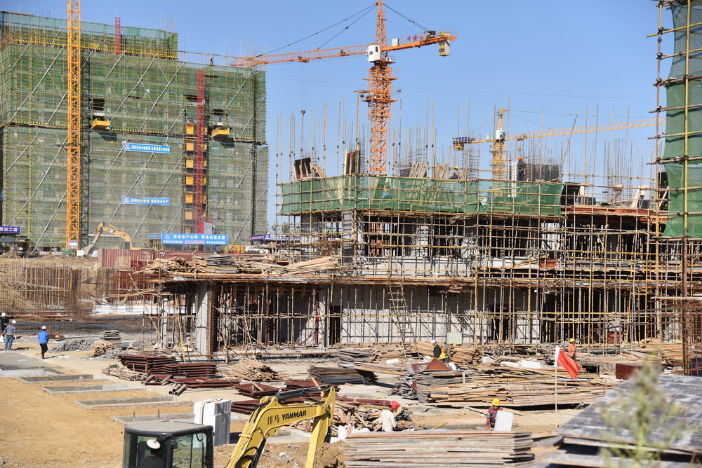 华鸿·公园天下2018年10月工程进度5号楼建到第3层，8号楼正在做地下基础工程
