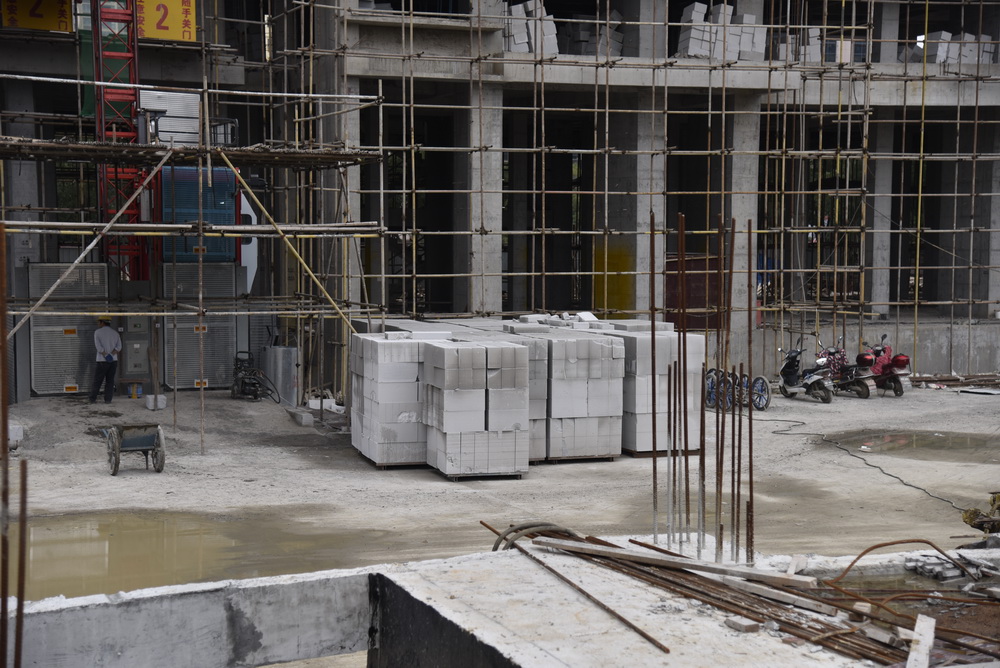 西湖·阳光壹号2018-11工程进度1号楼前摆放的加气砖