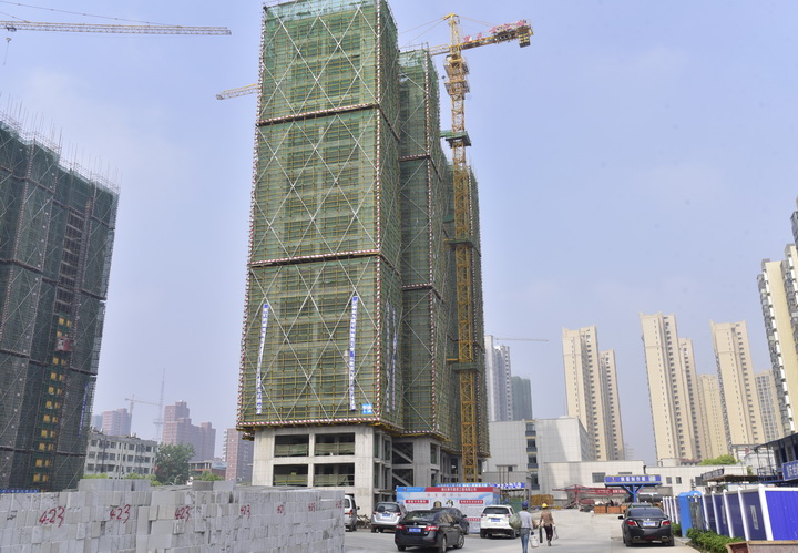 楚天世纪城2019-4-24工程进度1号楼正在建第21层