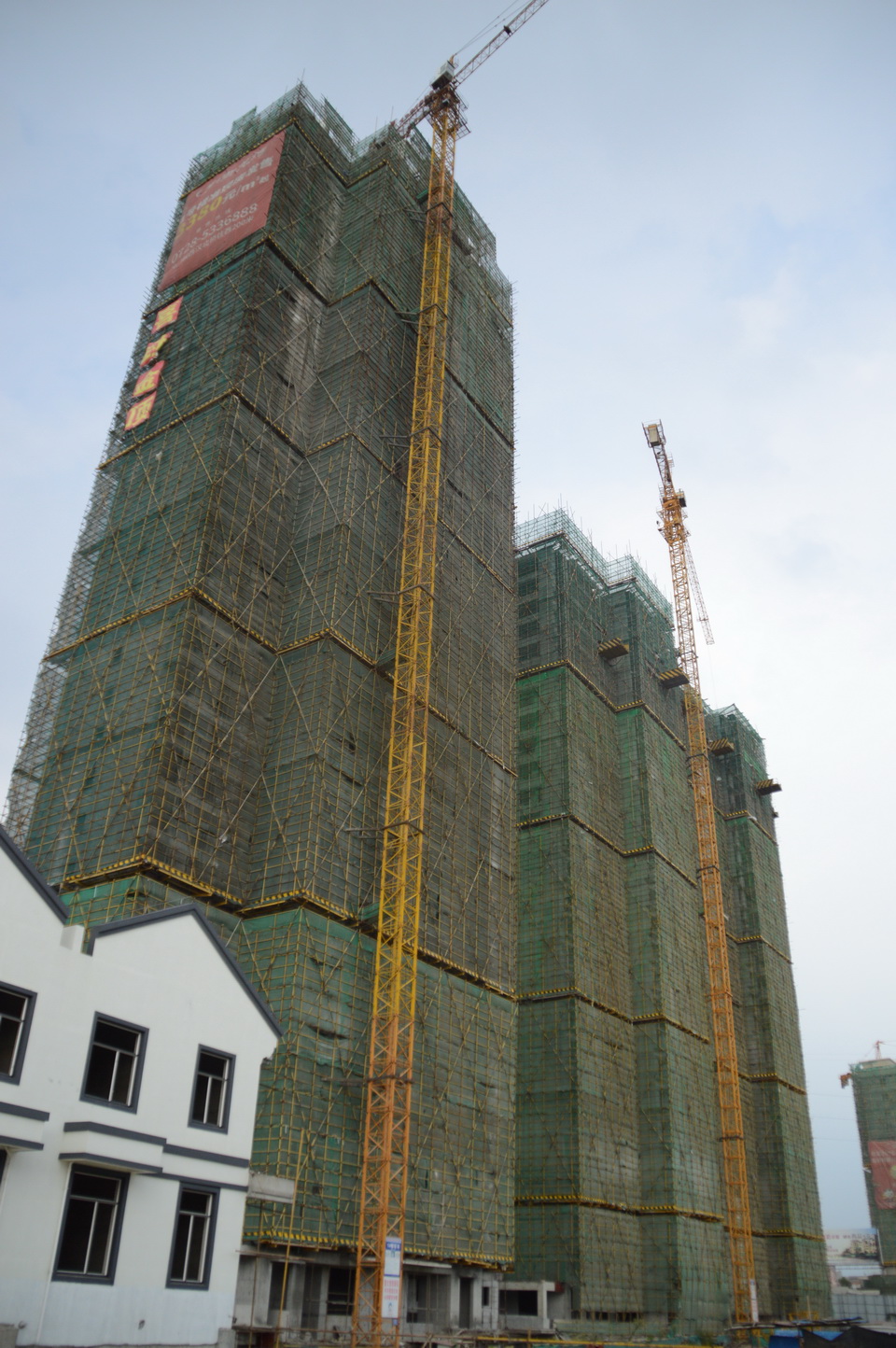 鑫龙·御龙湾2019-8-27工程进度1号楼已封顶，2号楼建至28层