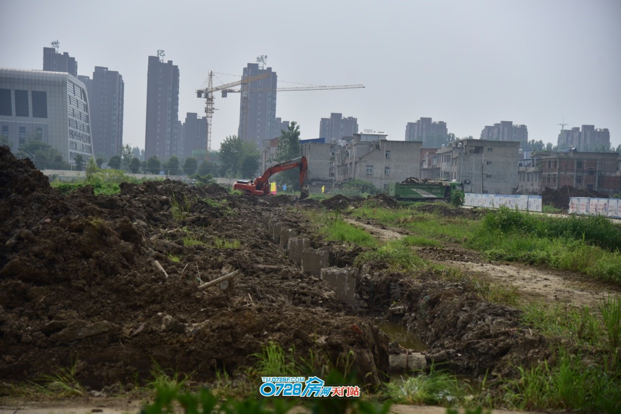 楚天世纪城2019-6-29工程进度　2期工地已经开始平整地面