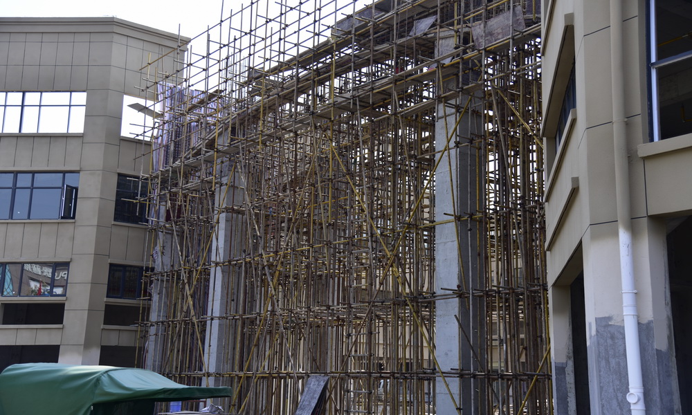 新东方五金机电建材城2019-9-28工程进度1、2号楼之前的大门即将完工