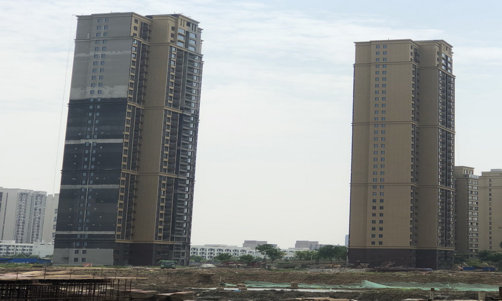 卓尔生活城2019-5-28工程进度22#楼总层高33层，已封顶，外立面施工，护栏、窗户玻璃安装；18#楼总层高33层，外立面已施工完成
