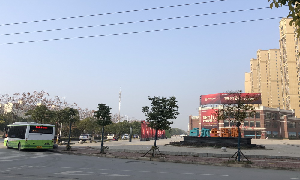 卓尔生活城2019-12-27工程进度营销中心对面公交车站