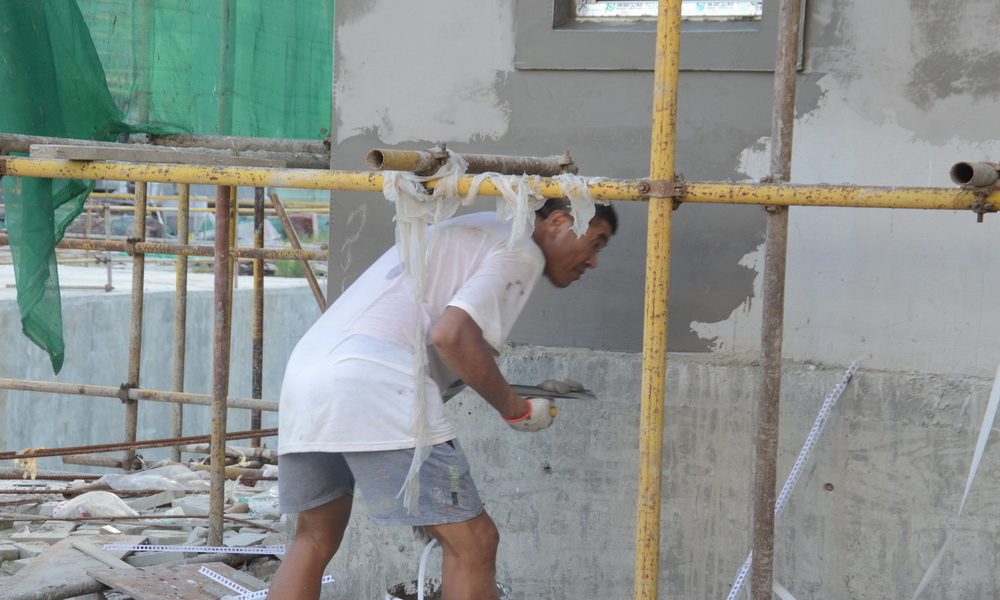 鑫龙·御龙湾2019-7-27工程进度工人正在抹灰