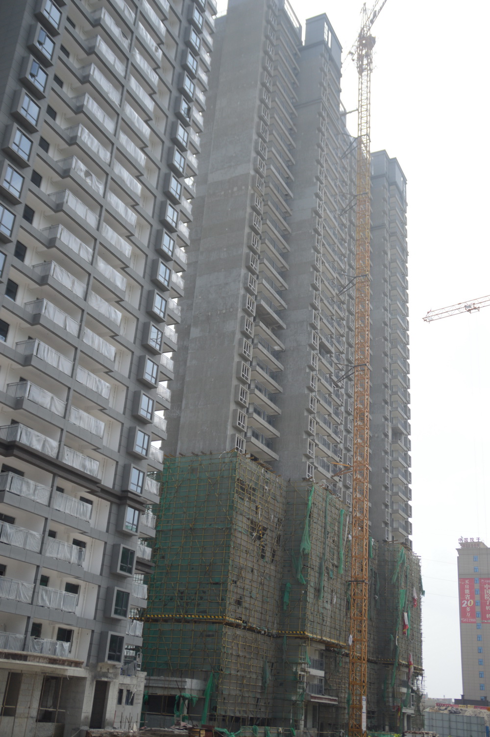 鑫龙·御龙湾2020年6月工程进度1号楼的外墙喷漆已完工2号楼的外墙抹灰即将完工