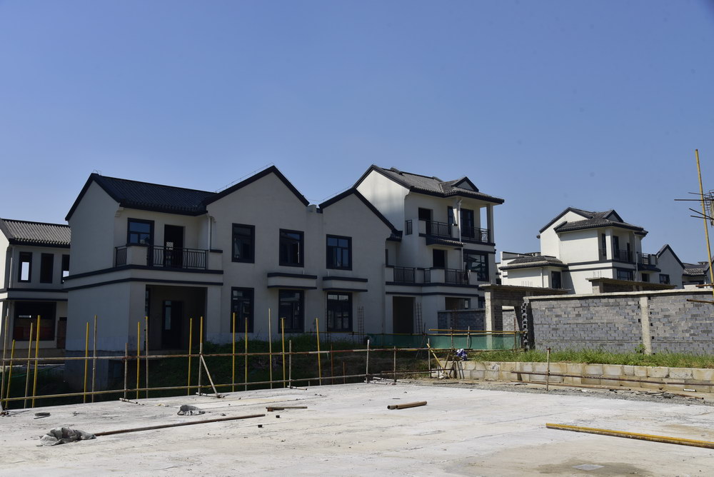 鑫龙·御龙湾2020年8月工程进度1-3号楼相连的别墅区已经基本完工