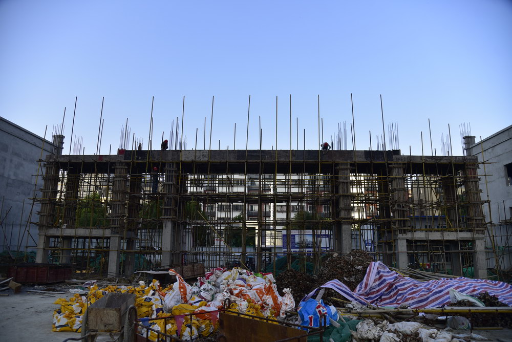 盛世江尚2020年10月工程进度1、2号楼间的小区大门开始施工