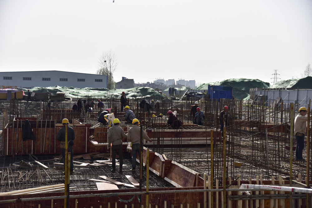 合润.公园里2021年3月工程进度4号楼工人正在施工
