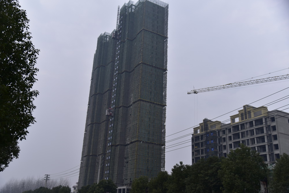 中天国际2020年12月工程进度1号楼已经封顶，正在做内部工程