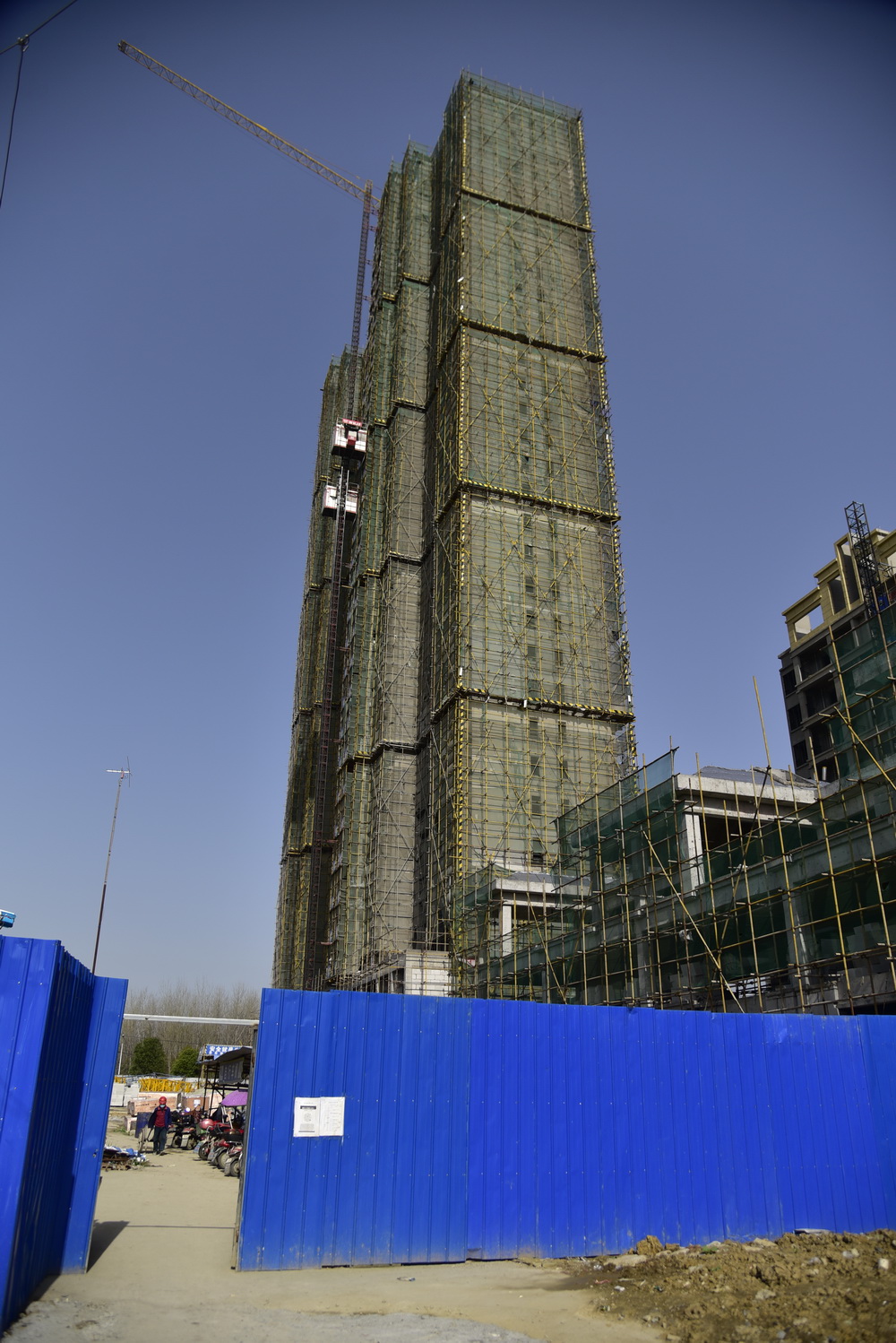 中天国际2021年3月工程进度1号楼已经封顶，正在做内部施工