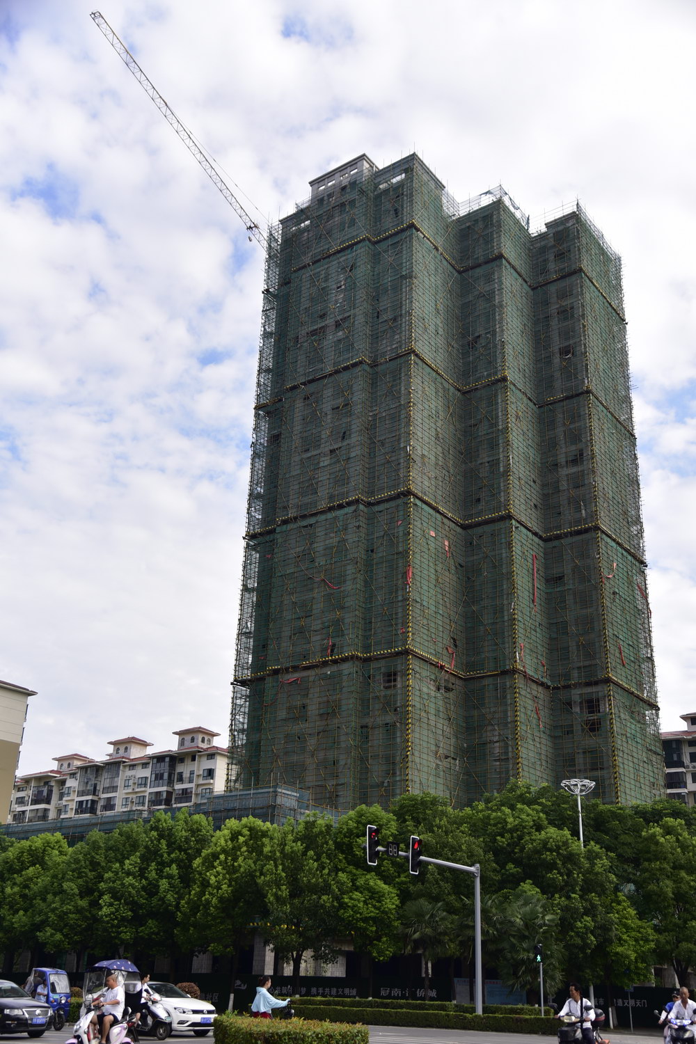 冠南汇侨城2021年7月工程进度1号楼正在做内部工程